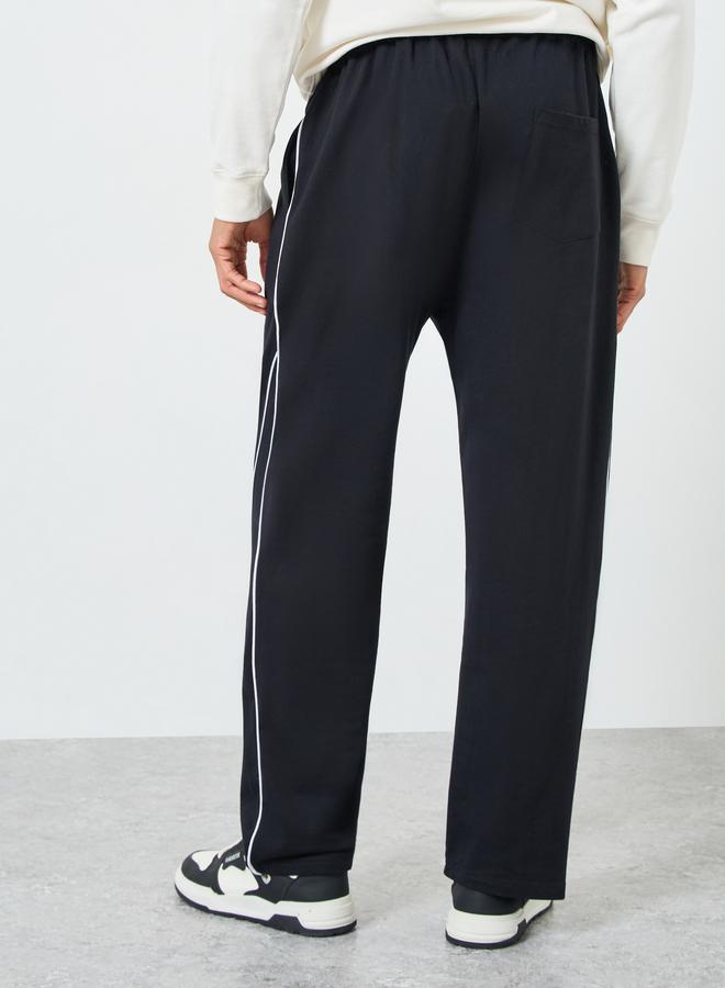 ستايلي بنطلون رياضي رجالي فضفاض بتفاصيل متباينة وحافة مفتوحة من التيري - Image 4